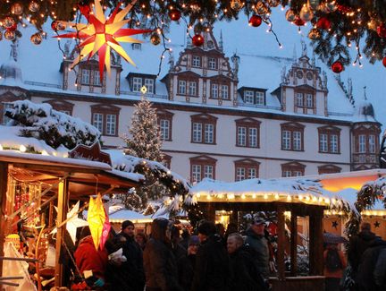 Weihnachtsmarkt Coburg Blick auf Buden